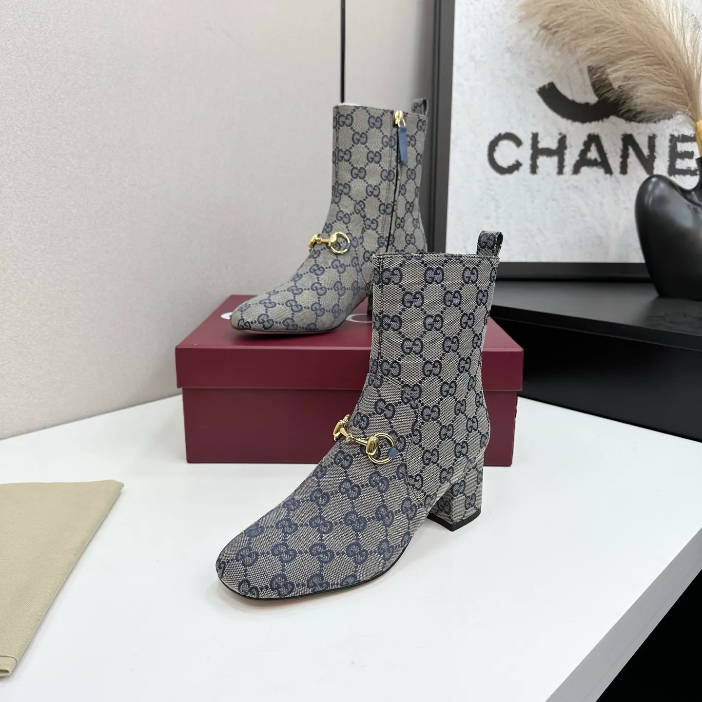 👟👟Ex-factory price 740👟👟 Gucci Gucci 2025G new autumn and winter classic horsebit thick heel short boots. The main series is finally available, and the products are worth looking forward to! Original classics create new designs ✨ Purchasing agent level! Full of high-end feel! A favorite among bloggers at home and abroad, it is retro and fashionable, easy to wear and looks great on your feet! Mainly recommended by the official website, new colors are constantly updated 🆕 ▪️Upper: original calfskin/cloth ▪️Inner lining: imported sheepskin ▪️Outsole: Italian leather outsole ▪️Heel height: 3.5cm ▪️Shoe size: 35-39 (40.41.42 can be customized)